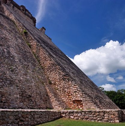 Расположенные под очень крутым углом ступени на Пирамиде Волшебника. Ушмаль.