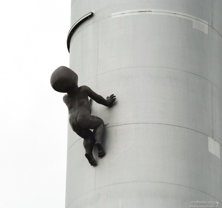 Одна из ползающих по телевизионной башне скульптур младенцев.