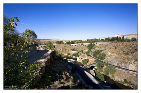 Вид с высоты обзорной площадки на реку Тахо.