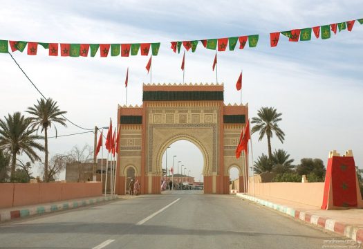 Ворота на въезде в Erfoud в традиционных мусульманских цветах.