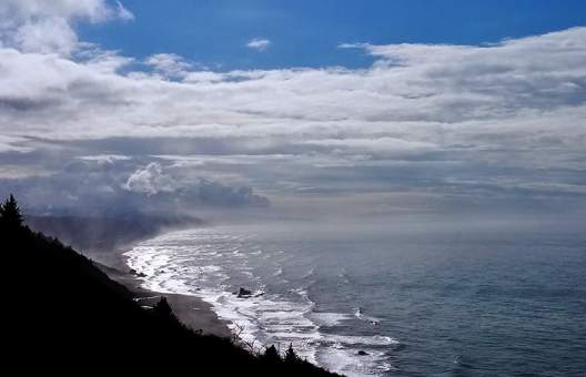 Утренний туман над Тихим океаном.