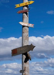 Столб с указателями к различным городам мира. Вторые сверху матрешки - направление на Москву.