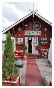 Деревянный домик, где располагается кафе "Регата".