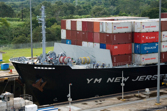 Наиболее длинное судно, когда-либо проходившее канал - нефтеперевозчик San Juan Prospector (297 метров). Длина каждого шлюза в канале - 305 метров.