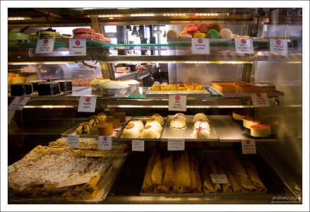 Десертная секция рынка San Miguel.