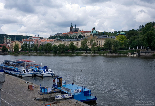 Пристань, откуда отправляются экскурсии по Влтаве.