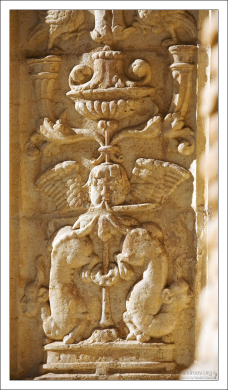 Лепнина на колонне.