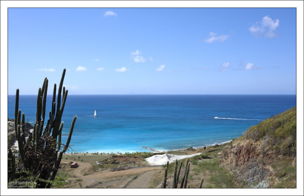 Спуск к заливу Cay Bay.