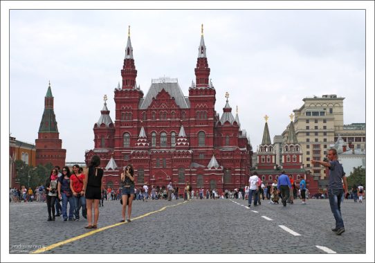 Исторический музей и яркая разметка.