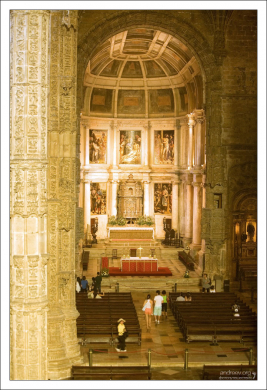 Главный алтарь в церкви Св. Марии. Монастырь Жеронимуш.