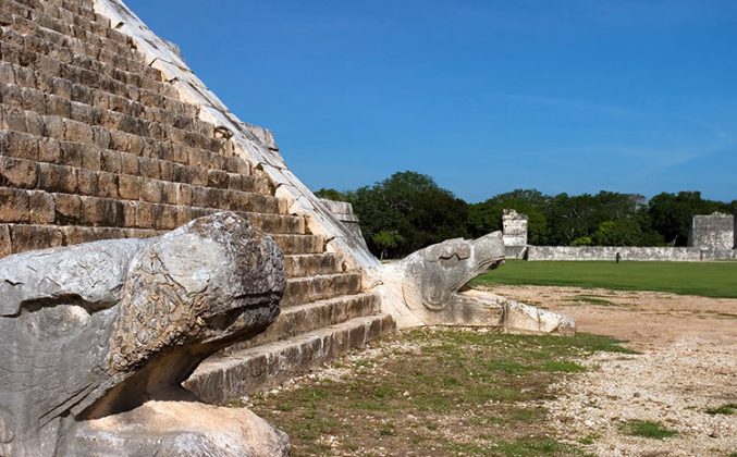 Головы пернатых змеев у подножия Храма Кукулькана. Чичен-Ица.