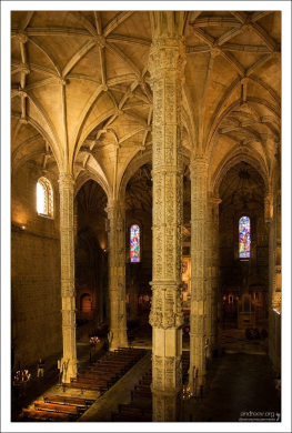 Шесть колонн поддерживают свод церкви Св. Марии. Монастырь Жеронимуш.