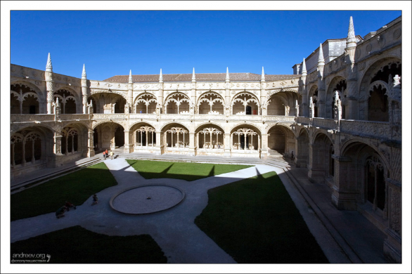 Один из самых интересных уголков монастыря - это крытая галерея с внутренним двориком (Cloister). Mosteiro dos Jerónimos.