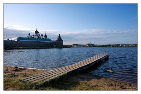 Деревянные мостки для омовений в Святом озере.