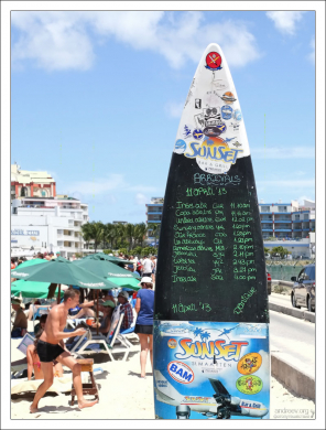 Расписание прибытия самолетов, вывешенное на пляже Maho beach.