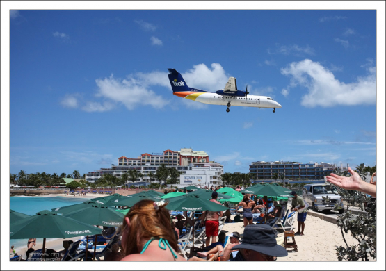 Самолёты пролетают в 10—20 метрах над головами отдыхающих. Пляж Махо.