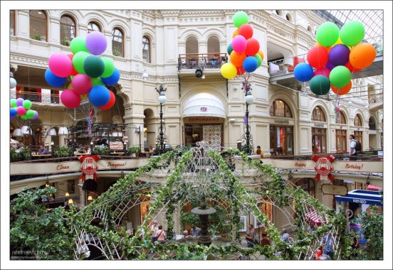 ГУМ украшен к празднику.