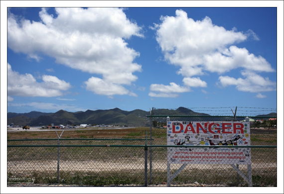 Знак, предупреждающий об опасности нахождения сзади взлетающего самолета.