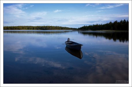На островах около 300 или 400 озер, если считать мелкие.