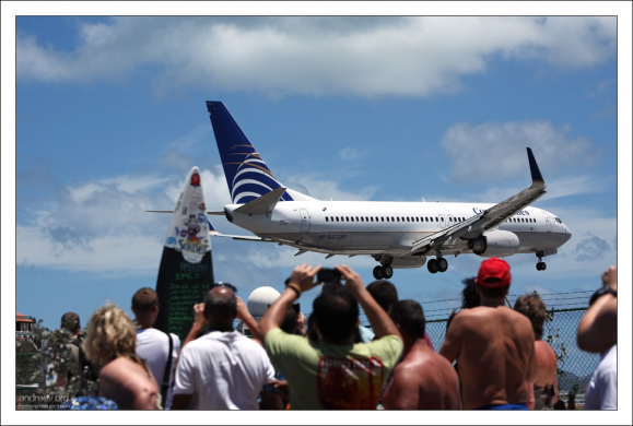 В зависимости от погодных условий, взлёт/посадка считается средней или высокой сложности для лётчика. Пляж Махо.