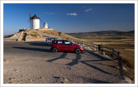 Удобнее всего до мельниц добираться на машине.