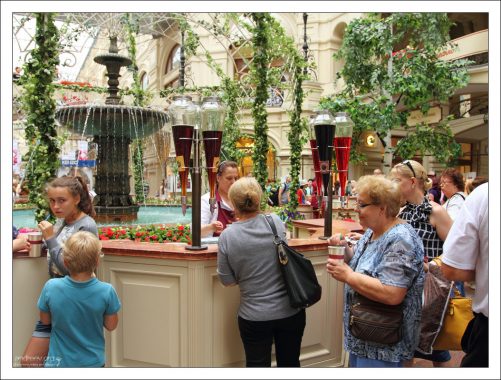 Продажа соков у фонтана в ГУМе.