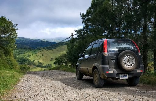 Горная дорога из щебня.