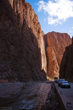 Автомобильная парковка в глубине каньона Todra.