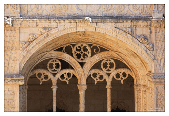 Смесь элементов готики, мавританского стиля, Ренессанса и экзотических мотивов. Монастырь Жеронимуш.