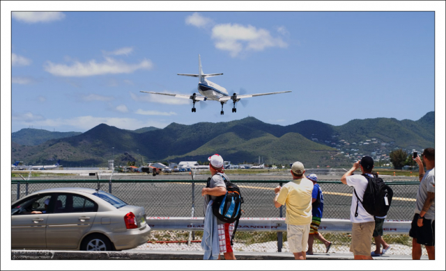 Взлетно-посадочная полоса аэропорта им. Принцессы Юлианы.