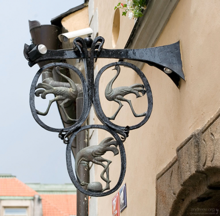 Знак дома “У трех страусов”.