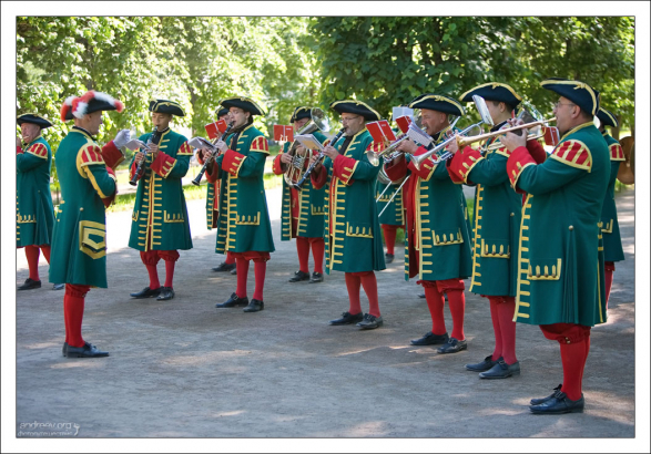 Музыканты развлекают гостей парка в Петергофе.