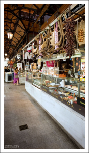 Связки сушеных овощей и специй на рынке San Miguel.