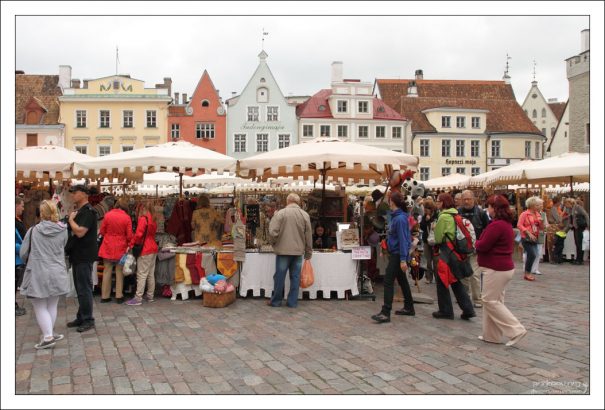 Рынок на Ратушной площади (эст. Raekoja plats).