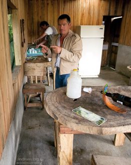 Хозяин плантации показывает какая у него в загоне водится форель.