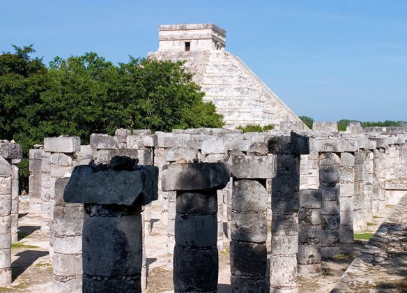 Тысячи колонн и Храм Кукулькана на заднем плане. Чичен-Ица.