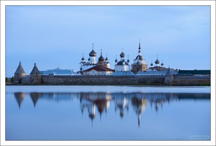Классический вид на Соловецкий монастырь со стороны Святого озера.