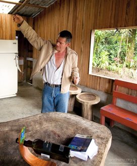 Хозяин плантации с только что выловленной форелью.