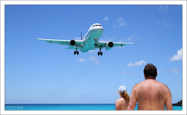 На пляже Махо процветает "споттинг" - вид хобби, заключающийся в наблюдении за самолётами и ведение их реестра.