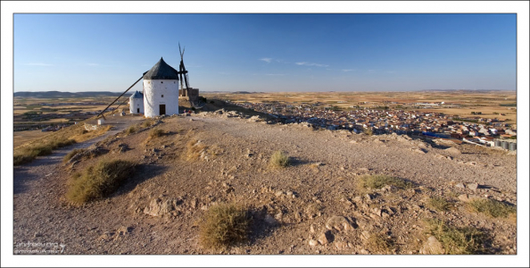 Мельницы расположены в 150 км к югу от Мадрида.