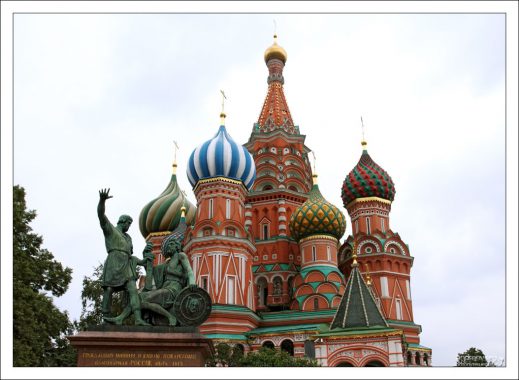 Храм Василия Блаженного и памятник Минину и Пожарскому.