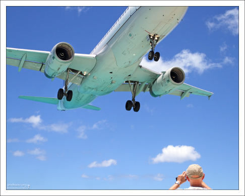 До самолетов здесь можно почти дотянуться рукой. Пляж Махо.