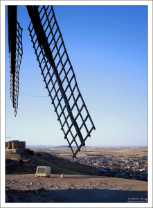 Лопасти мельниц жестко закреплены якорем, поэтому не вращаются.