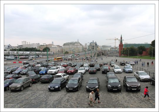 Парковка на Васильевском спуске.