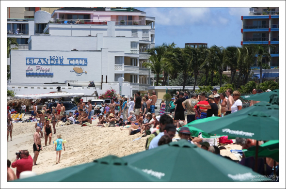 На пляже Махо прибытие самолетов на остров сопровождается овациями.