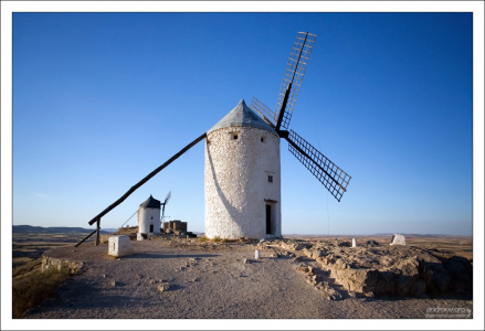 Ветряные мельницы - основная деталь пейзажа сельской Ла-Манчи.
