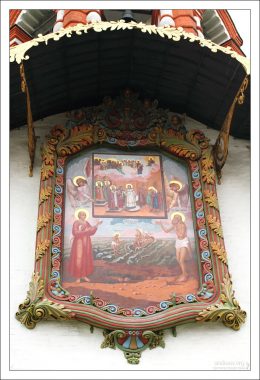 Икона "Покров Пресвятой Богородицы с предстоящими Василием и Иоанном Блаженными» на фасаде колокольни Храма Василия Блаженного.