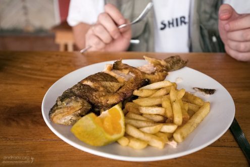 Дешевая, очень вкусная деревенская еда. Форелька еще плавала 20 минут назад.