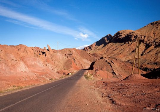 Дорогая через красный каньон.