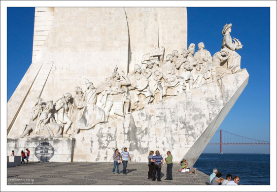 Памятник первооткрывателям во главе с Энрике Мореплавателем.